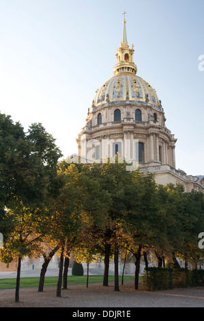 Le dôme doré orné au-dessus de l'Hôtel des Invalides, à Paris. Construit par Louis XIV (Le Roi Soleil) il abrite aujourd'hui le tombeau de Napoléon. Monuments de France. Banque D'Images