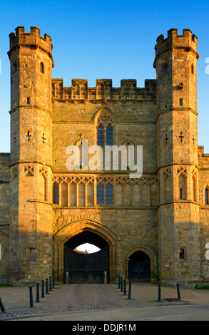 La grande Gatehouse de Battle Abbey (construit 1338) site de la bataille de Hastings, 1066, Battle, East Sussex, UK Banque D'Images