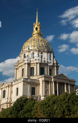 Le dôme doré orné au-dessus de l'Hôtel des Invalides, à Paris. Construit par Louis XIV (Le Roi Soleil) il abrite aujourd'hui le tombeau de Napoléon. Monuments de France. Banque D'Images