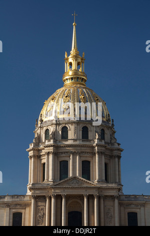 Le dôme doré orné au-dessus de l'Hôtel des Invalides, à Paris. Construit par Louis XIV (Le Roi Soleil) il abrite aujourd'hui le tombeau de Napoléon. Monuments de France. Banque D'Images