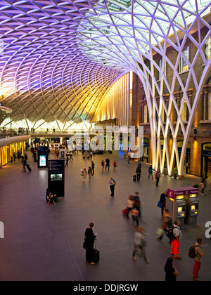 Vue sur le travail de réseau acier structure de toit conçu par Arup, à l'ouest de la gare de King's Cross Station. Banque D'Images