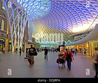 Vue sur le travail de réseau acier structure de toit conçu par Arup, à l'ouest de la gare de King's Cross Station. Banque D'Images