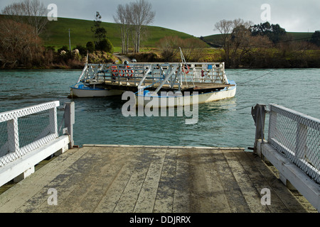 Bouche Tuapeka historique Ferry (1896) et de la rivière Clutha, Clutha District, au sud de l'Otago, île du Sud, Nouvelle-Zélande Banque D'Images