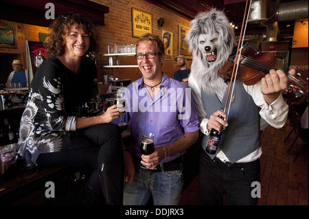 Detroit, Michigan, USA. 3e août, 2013. René et Matt Greff et le violon, un monstre Ann Arbor, Michigan, violoniste de rue, posent ensemble lors d'une release party à l'Arbor beer Brewing Company dans le centre-ville d'Ann Arbor, MI, le 3 septembre 2013. Le monstre a collaboré avec Arbor Brewing Company propriétaire Matt Greff pour créer une forte, épicé de saison ale. Après des recherches sur l'histoire de loup-garou, y compris les ingrédients brassage houblon allemand et minuit du blé ont été choisis en fonction des thèmes de la dualité, de la transformation, de la lumière et obscurité, et bien contre le mal. ''Nous avons ajouté beaucoup de houblon pour lui donner une morsure,'' dit Greff. Banque D'Images