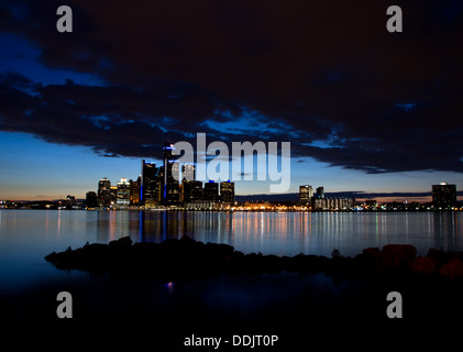 L'horizon de Detroit au coucher du soleil vu de Windsor, Ontario, Canada. Banque D'Images