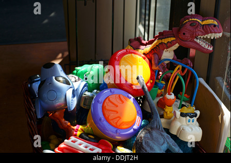 Boîte pleine de jouets en plastique coloré pour enfants Banque D'Images