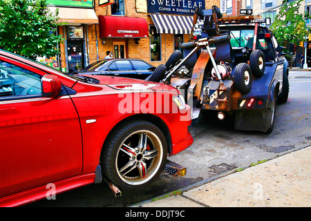 New York City Dépanneuse PVB Suppression d'une voiture en stationnement illégal d'un Wiliamsburg, Brooklyn, NY, Street Banque D'Images