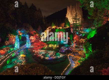 Lumières de Noël brillant illuminent le jardin en contrebas au Butchart Gardens, près de Victoria, Colombie-Britannique, Canada. Banque D'Images