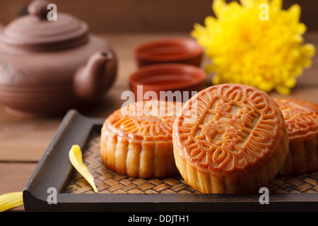 Gâteaux de lune et le thé chinois Banque D'Images