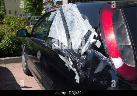 Arrière côté fenêtre cassée voiture couverte d'une feuille de plastique, Chiemgau Haute-bavière, Allemagne Europe Banque D'Images