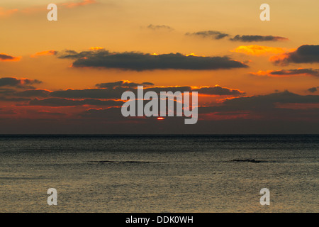 Coucher de soleil sur la mer. Aberystwyth, Ceredigion, pays de Galles. Février. Banque D'Images