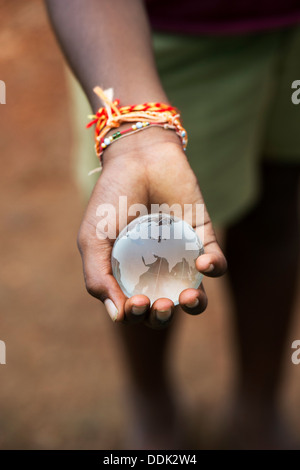 Village de l'Inde rurale boy holding a globe de verre cristal / masse / Monde Banque D'Images