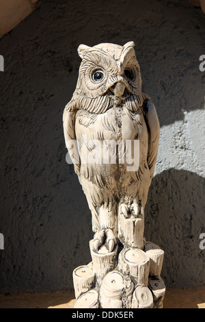 Replica hiboux près de la Maison Blanche à Kalami Corfou, qui a été la maison familiale de Gerald Durrell le naturaliste britannique Banque D'Images