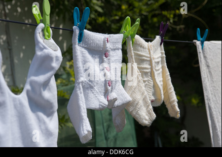 Vêtements de bébé sur le fil a linge Banque D'Images