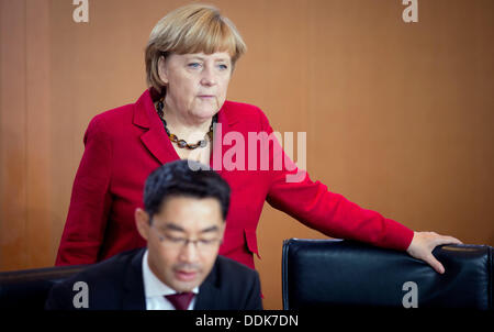 La chancellerie allemande, Berlin, Allemagne. Le 04 août, 2013. La chancelière allemande Angela Merkel et le ministre de l'économie, Philipp Roesler chat avant la réunion du Conseil des ministres à la chancellerie allemande, Berlin, Allemagne, 04 septembre 2013. Photo : Kay Nietfeld/dpa/Alamy Live News Banque D'Images