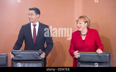 La chancellerie allemande, Berlin, Allemagne. Le 04 août, 2013. La chancelière allemande Angela Merkel et le ministre de l'économie, Philipp Rößler chat avant la réunion du Conseil des ministres à la chancellerie allemande, Berlin, Allemagne, 04 septembre 2013. Photo : Kay Nietfeld/dpa/Alamy Live News Banque D'Images