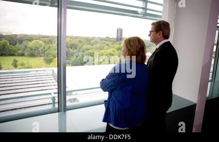 Le ministre allemand de la Justice Sabine Leutheusser-Schnarrenberger, et le ministre des Affaires étrangères, Guido Westerwelle, regardez à l'extérieur au Tiergarten au début de la réunion du Cabinet fédéral allemand, Berlin, Allemagne, 04 septembre. Photo : Kay Nietfeld Banque D'Images