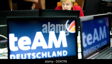 Berlin, Allemagne. Le 04 août, 2013. La chancelière allemande Angela Merkel rend visite à son partisans dans la campagne électorale allemande de l'équipe "Deutschland" au siège de la CDU à Berlin, Allemagne, 04 septembre 2013. Photo : KAY NIETFELD/dpa/Alamy Live News Banque D'Images