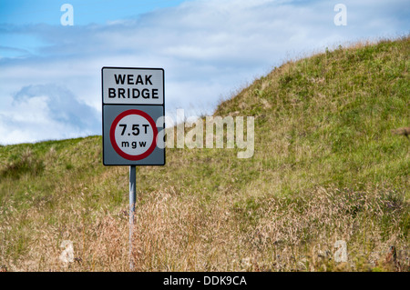 Un faible pont sur UK road. Banque D'Images