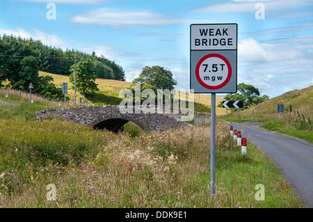 Un faible pont sur UK road. Banque D'Images