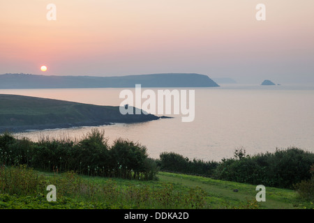 L'Angleterre, Cornwall, le lever du soleil sur la côte de Cornouailles près de Portscatho Banque D'Images