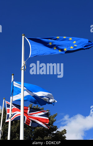 L'Union européenne, de l'Écosse et Union Jack flags flying against a blue sky Banque D'Images