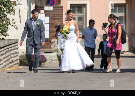 Couple de mariés et photographes Tallinn Estonie Etats baltes Banque D'Images