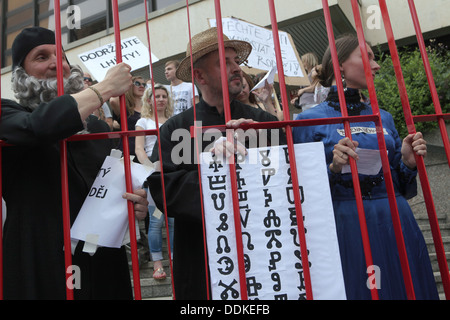 Les étrangers de protester contre la nouvelle proposition de la Loi sur les étrangers de la République tchèque à Prague le 2 juillet 2013. Banque D'Images