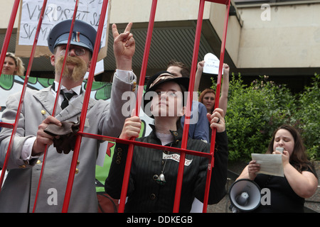 Les étrangers habillés en Tomaš Garrigue Masaryk, fondateur et premier président de la Tchécoslovaquie, et son épouse Charlotte Garrigue Masaryk, prétendre être arrêtés lors de la manifestation contre la nouvelle proposition de la Loi sur les étrangers de la République tchèque. Les étrangers de protester contre la nouvelle proposition de loi sur les étrangers de la République tchèque. Passe à l'encontre de la proposition d'indûment restrictives la nouvelle loi pour réglementer le séjour des étrangers en République tchèque a eu lieu à Prague. Environ deux cents étrangers ont protesté devant le ministère tchèque de l'intérieur. Banque D'Images