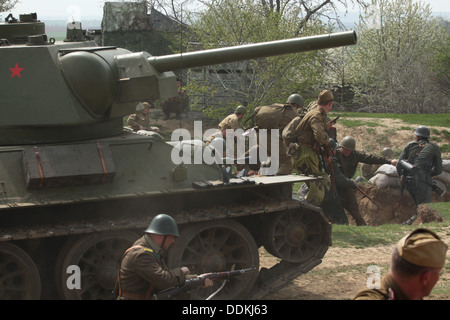 La bataille de reconstitution à Orechov. Le 68e anniversaire de la fin de la Seconde Guerre mondiale en Orechov, République tchèque. Banque D'Images