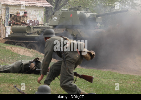 La bataille de reconstitution à Orechov. Le 68e anniversaire de la fin de la Seconde Guerre mondiale en Orechov, République tchèque. Banque D'Images