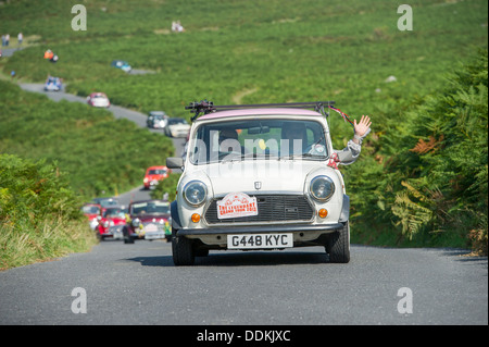 Mini voitures de prendre part à l'assemblée annuelle Mini Grand Tour à travers le nord du Devon sur Bank Holiday lundi. 2013 Banque D'Images