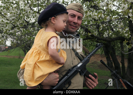 La bataille de reconstitution à Orechov. Le 68e anniversaire de la fin de la Seconde Guerre mondiale en Orechov, République tchèque. Banque D'Images