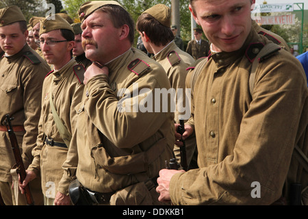 De reconstitution historique habillés en soldats soviétiques assister à une cérémonie au cimetière de Orechov, République tchèque. Banque D'Images