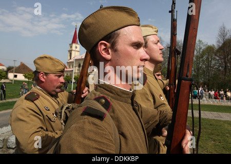 De reconstitution historique habillés en soldats soviétiques assister à une cérémonie au cimetière de Orechov, République tchèque. Banque D'Images