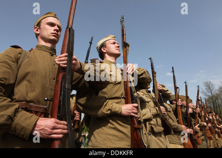 De reconstitution historique habillés en soldats soviétiques assister à une cérémonie au cimetière de Orechov, République tchèque. Banque D'Images