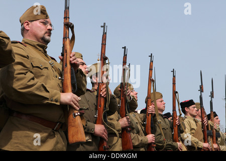 De reconstitution historique habillés en soldats soviétiques assister à une cérémonie au cimetière de Orechov, République tchèque. Banque D'Images