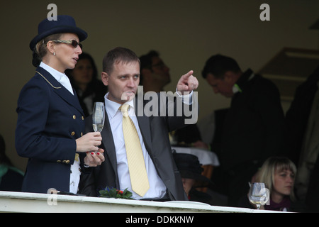 Racegoers regardez sur les courses de chevaux au cours de la 122ème Velka Pardubicka steeple-chase de Pardubice, en Bohême de l'Est, République tchèque. Banque D'Images