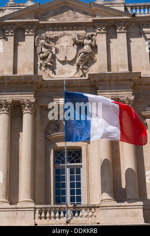 Tricoleur français drapeau flotte sur le bureau du maire à la place de la République à Arlès, France Banque D'Images