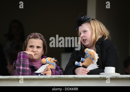 Les jeunes racegoers regardez sur les courses de chevaux au cours de la 122ème Velka Pardubicka steeple-chase de Pardubice, en Bohême de l'Est, République tchèque. Banque D'Images