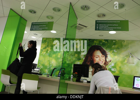 Les clients visitent le nouveau navire amiral de la direction générale a ouvert la Sberbank CZ à Prague, en République tchèque, le 20 mars 2013. Banque D'Images