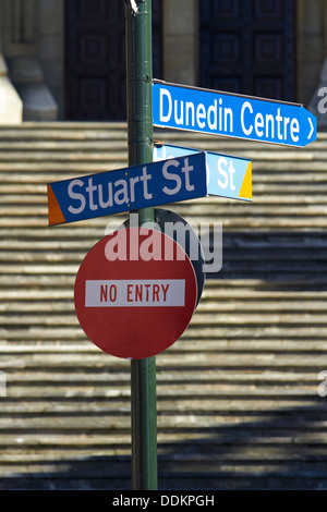 Les plaques de rue en face de la Cathédrale St Paul, octogone, Dunedin, île du Sud, Nouvelle-Zélande Banque D'Images