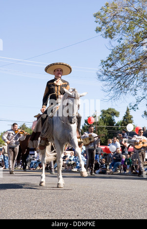 L'exécution de la danse mexicaine avec une bande de mariachis défilant vers le bas, Pearl Street Parade Western Rodéo d'Ellensburg, WA, USA Banque D'Images