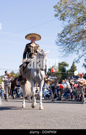 L'exécution de la danse mexicaine avec une bande de mariachis défilant vers le bas, Pearl Street Parade Western Rodéo d'Ellensburg, WA, USA Banque D'Images