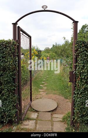 L'attribution d'un jardin "montagne la paix" (Bergfrieden) est illustré à Sangerhausen, Allemagne, 04 septembre 2013. Quatre ans après le crime, une femme de 60 ans à partir de Sangerhausen a avoué qu'elle avait tué son mari et enterré son corps dans un jardin d'un allotissement club. L'homme a été déclaré disparu en septembre 2009. Photo : Jan Woitas Banque D'Images