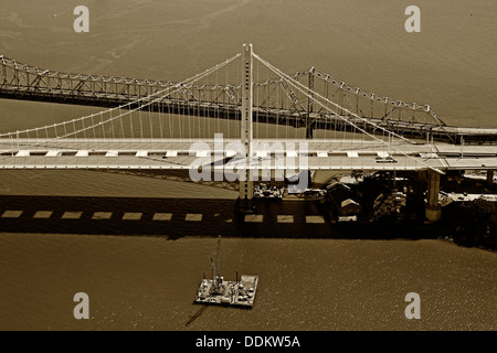 Photographie aérienne San Francisco Oakland Bay Bridge et de l'est nouveau span Banque D'Images