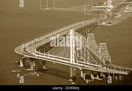 Photographie aérienne San Francisco Oakland Bay Bridge et de l'est nouveau span Banque D'Images