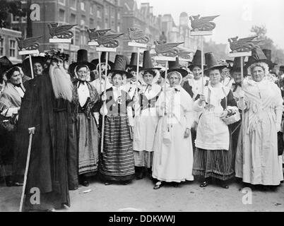 Les suffragettes gallois en costume traditionnel sur la Procession du couronnement des femmes, 17 juin 1911. Artiste : Inconnu Banque D'Images