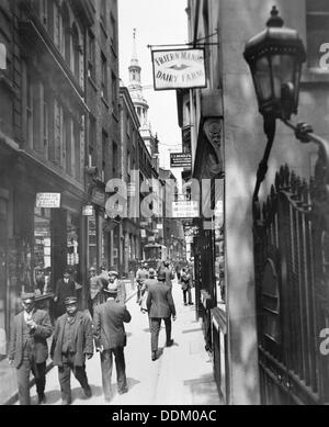 Bow Lane à la nord, ville de Londres, c1920s. Artiste : George Davison Reid Banque D'Images