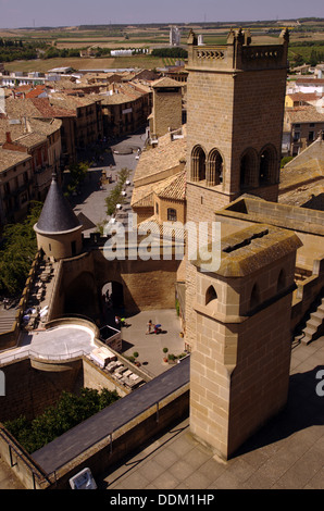 Une vue sur le village d'Olite. En face, le Palais Royal. Banque D'Images